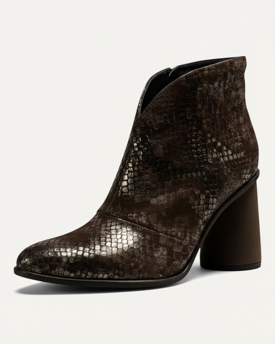 Botines Ana EQUILIBRIO ZAPATOS by EIM de cuero marrón con textura de reptil y taco alto de 9 cm