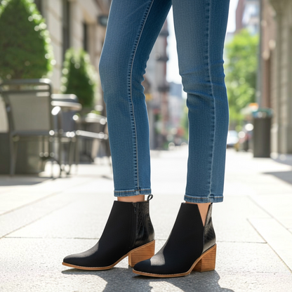 Botines EQUILIBRIO ZAPATOS by EIM en gamuzón azul marino con talón de cuero croco y tacón de 7 cm en entorno urbano