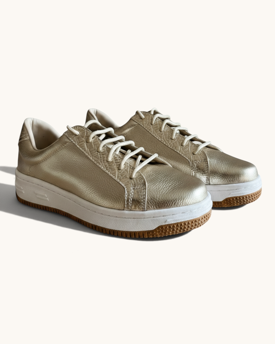 Zapatillas EQUILIBRIO ZAPATOS by EIM doradas hechas de cuero floater con altura de planta 3.5 cm y suela suave y ligera.